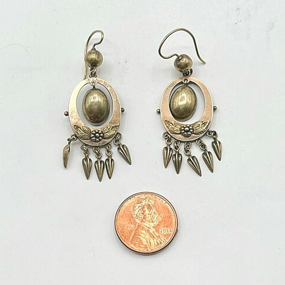 VICTORIAN ORNATE BRASS BROOCH WITH PIERCED DANGLE EARRINGS - Picture 4 of 9